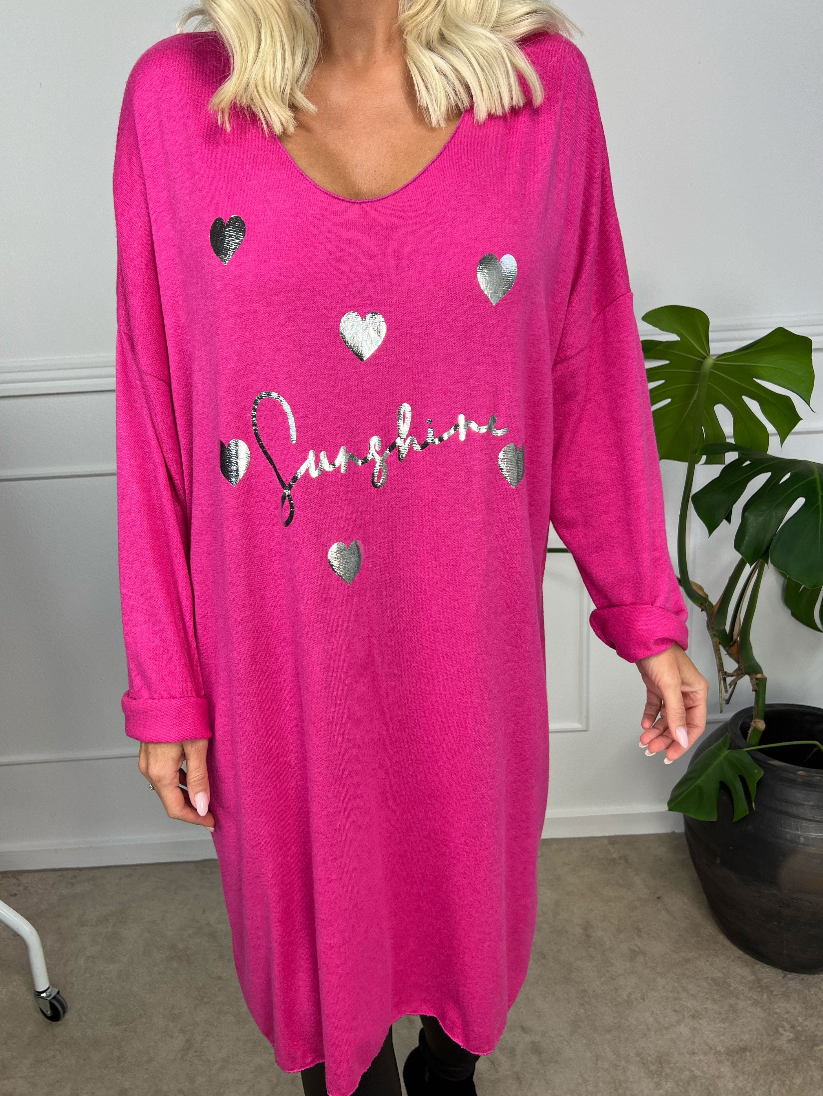 Lucia - Blød kjole i viskose med print af sølv hjerter og skrift